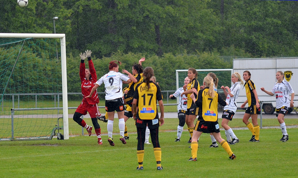 2012_0603_32.JPG - Farlig Södrachans men Amanda Lund nickar bollen över målet