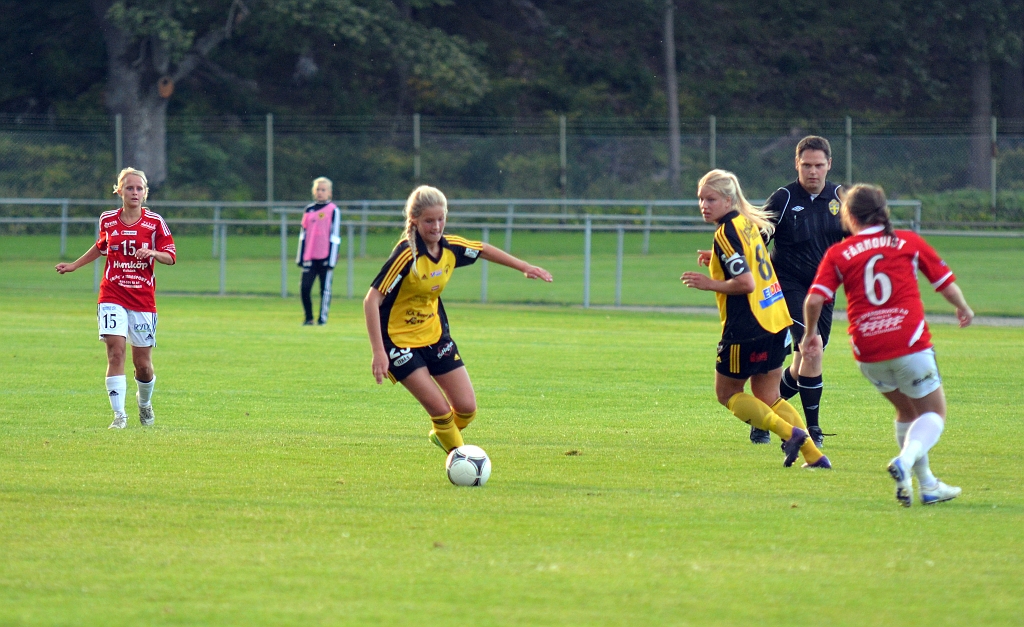 2012_0815_12.JPG - Sofie Olsson avancerar fram med bollen
