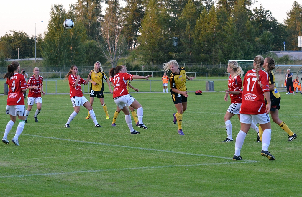 2012_0815_40.JPG - Amanda Segerstedt nickar bollen mot mål efter en hörna . . .