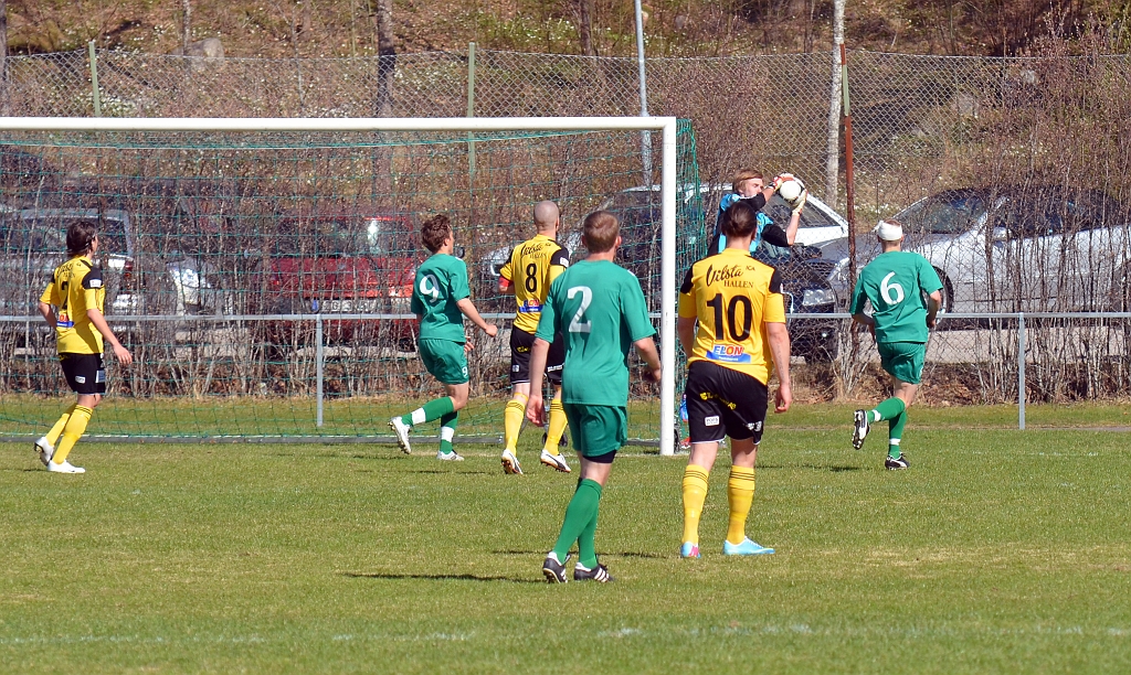 2013_0505_15.JPG - Södra's målvakt Emil Gillberg plockar in bollen