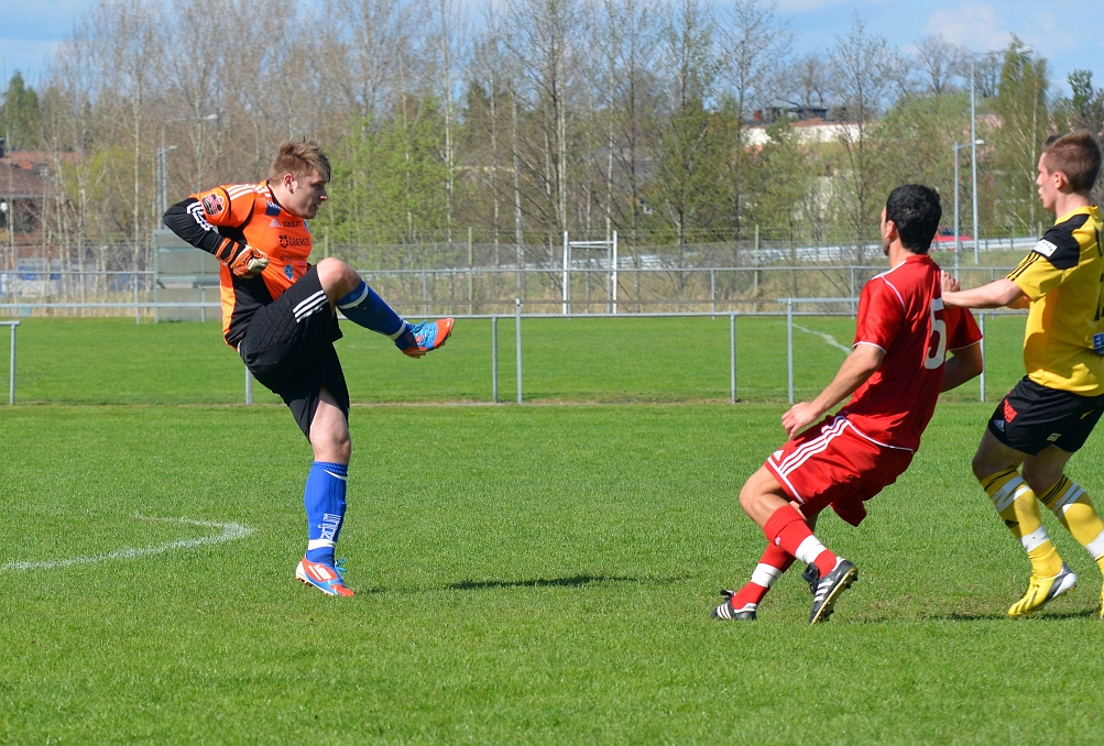 2013_0512_13.JPG - IFK V-ås målvakt är långt ute och slår undan bollen