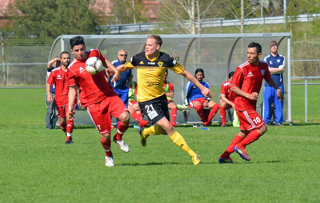 2013_0512_14.JPG - Sebastian Fahlberg pressar IFK V-ås spelare att spela bollen hemåt