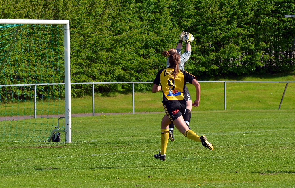 2013_0525_23.JPG - Sofia Larsson på väg mot mål men målvakten tar bollen efter ett inlägg