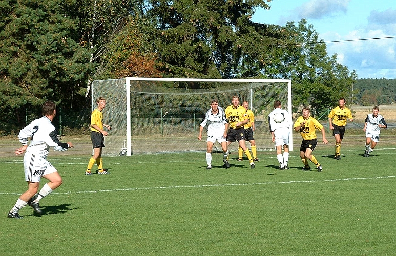 2002_0914_01.JPG - OBS!! Arboga i vita tröjor. Arboga ligger på i början av matchen