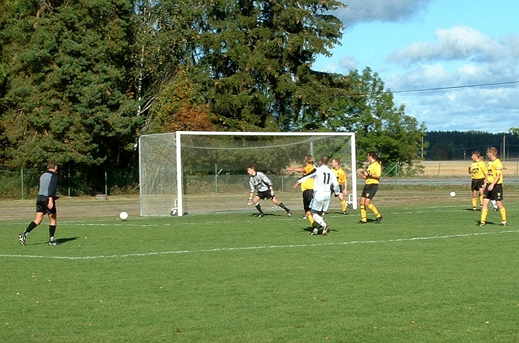 2002_0914_03.JPG - OBS!! Arboga i vita tröjor. Arbogaskott utifrån som går en bit utanför stolpen