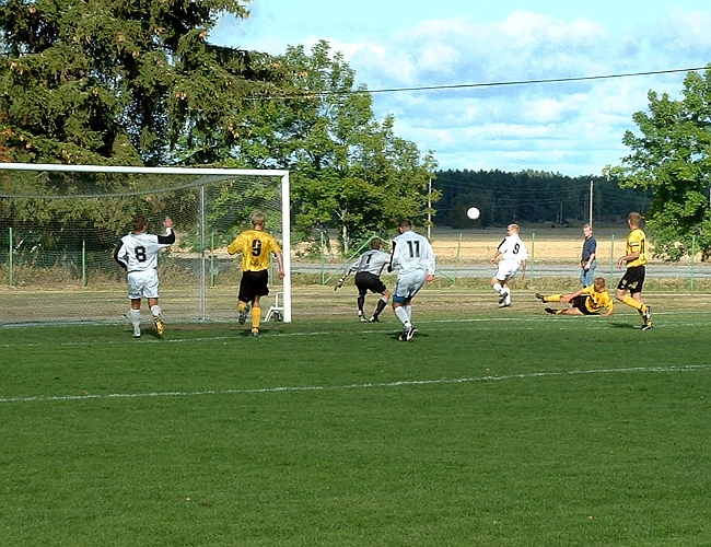 2002_0914_04.JPG - OBS!! Arboga i vita tröjor. Ytterligare chans för ASIF att sätta en boll nätet