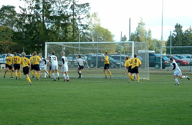 2002_0914_09.JPG - OBS!! Arboga i vita tröjor. Retur efter en arbogahörna