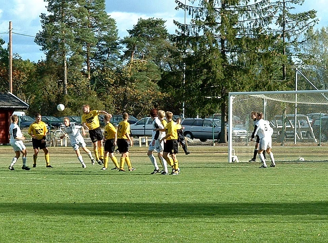 2002_0914_10.JPG - OBS!! Arboga i vita tröjor. Dingtunaförsvaret nickar undan bollen