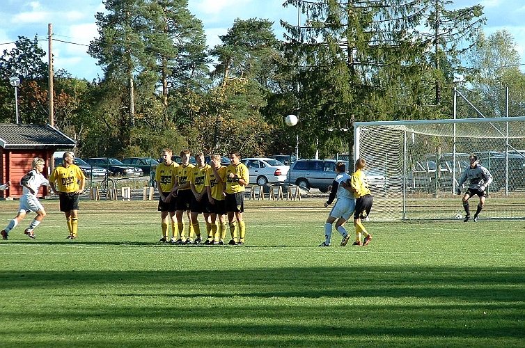 2002_0914_11.JPG - OBS!! Arboga i vita tröjor. Dingtuna har ställt upp mur, när arboga fått en frispark strax utanför straffområdet