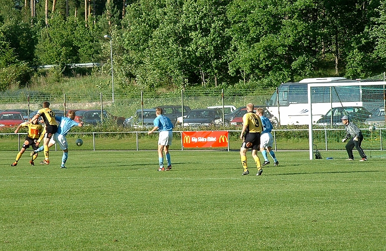 2003_0618_190717AA.JPG - Arbogas nr.12 Ola Eriksson i kamp om bollen