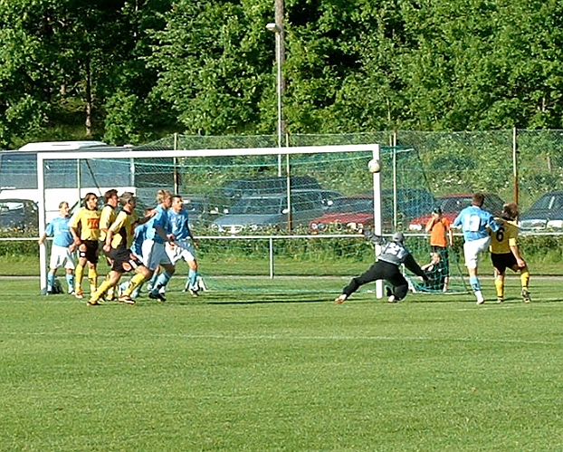 2003_0618_191205AA.JPG - Här osar det hett runt Gideonsbergs mål