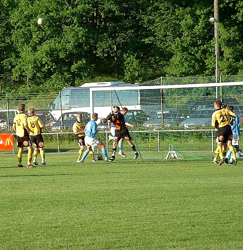 2003_0618_201149AA.JPG - Arbogas målvakt Mats Andersson har boxat ut bollen
