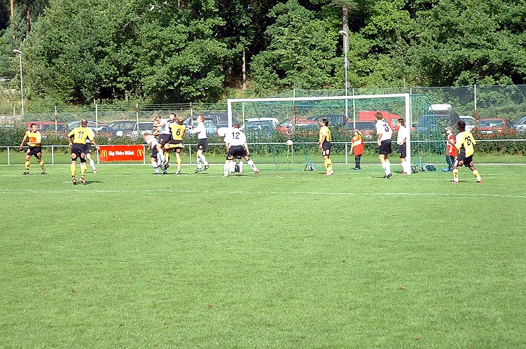 2003_0823_160446AA.JPG - Dingtuna pressar på för en reducering.