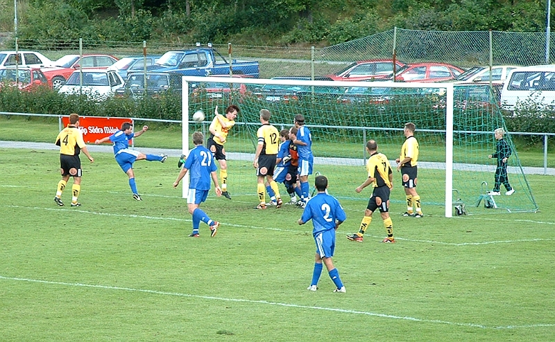 2003_0830_05.JPG - Västerås tar ledningen med 1-0 efter en tilltrasslad situation
