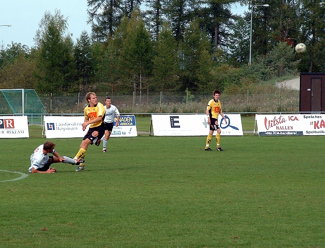 2003_0913_03.jpg - Arboga's Johan Svensson i närkamp med en motståndare