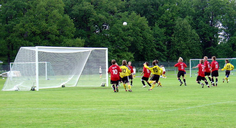 2004_0622_04.jpg - Här kommer nr.15 i Arboga Södra, Niklas Larsson att nicka in 1-0 målet precis före pausvilan