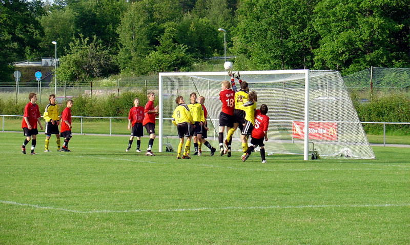 2004_0622_06.jpg - Kungsörs målvakt gör en räddning efter ett inlägg