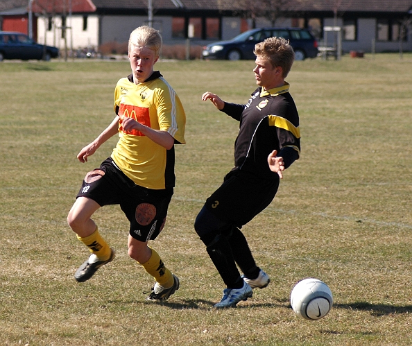 2005_0416_15.jpg - Södras nr.12 Martin Haglind i kamp om bollen med en E-tuna spelare