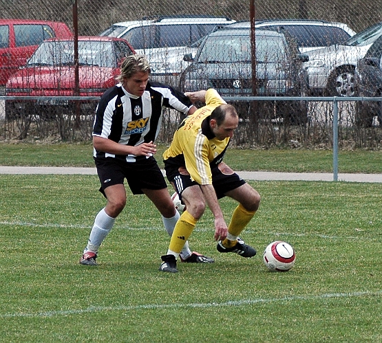 2005_0430_18.jpg - Arbogas Edin Resulovic med en av Juventus försvarsspelare uppe i ryggen.