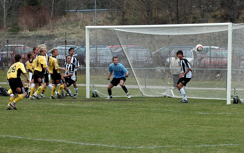 2005_0430_19.jpg - Här skär en Södrahörna rakt igenom Juventus målområde utan att någon hinner på bollen.