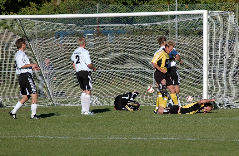 2005_0917_21.jpg - Bollen i mål, 2-1 till Arboga Södra IF
