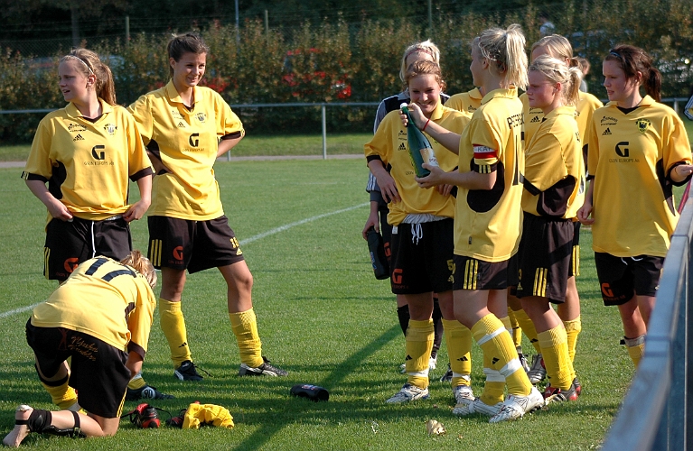 2005_0925_29.jpg - Här firar Södras spelare 2:a platsen i div.4 Västmanland
