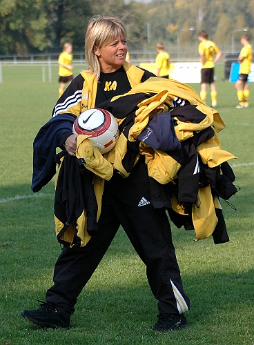 2005_0925_32.jpg - Lagledarens och Materialarens vardag under fotbollssäsongen symboliseras här av Arboga Södra IF's Kerstin Andersson