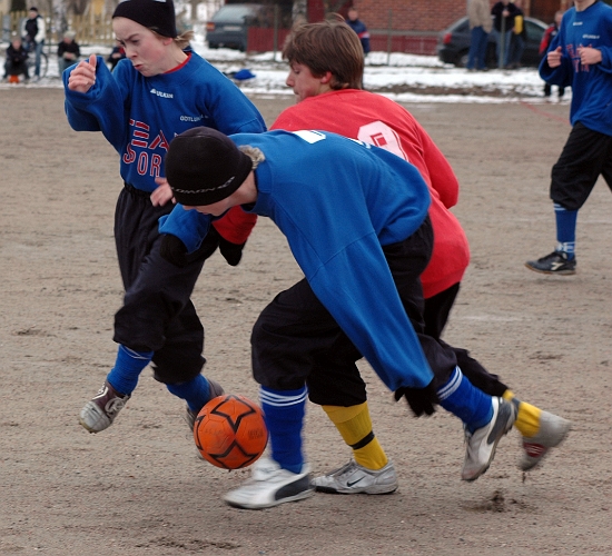 2006_0401_02.JPG - Tufft närkampsspel av Götlundaspelarna