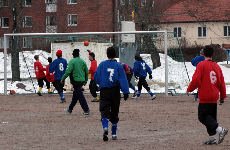 2006_0401_03.JPG - Johan Ponce ger Södra ledningen med 1-0