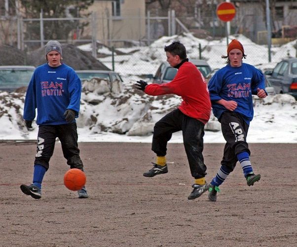 2006_0401_05.JPG - Södra's nr.2 "Basse" Karlsson försöker med ett inspel till sin forwardskollega