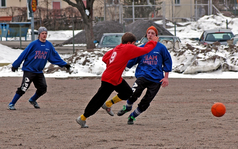 2006_0401_06.JPG - Kamp om bollen