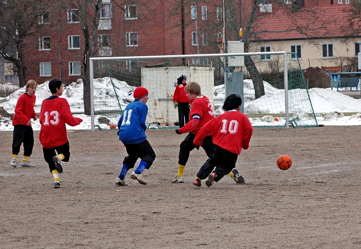 2006_0401_08.JPG - Södra's nr.10 "Chrille" Bellström är nere och hjälper till i försvarsspelet