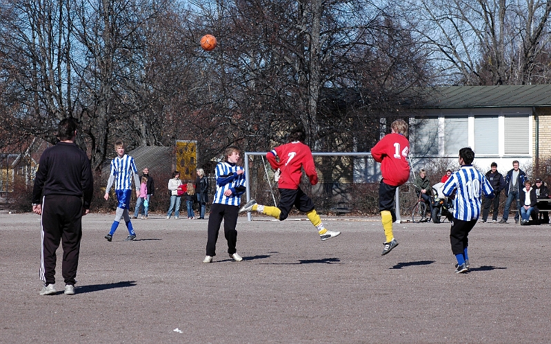 2006_0415_03.JPG - Södra's mittfältare nr.7 Mikael Ivarsson och nr.14 Filip Stjernfeldt är först på bollen