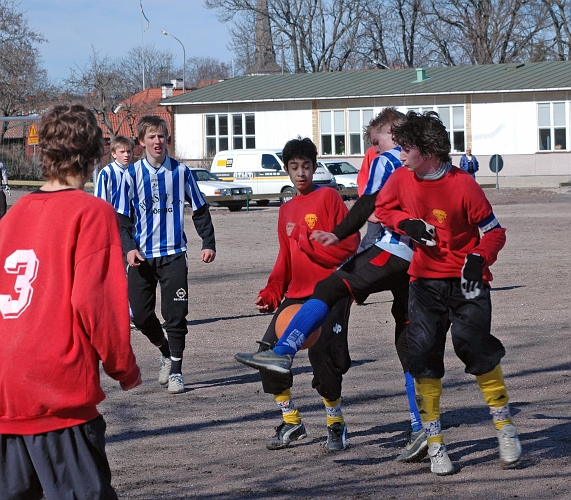 2006_0415_06.JPG - Det var täta och hårda närkamper