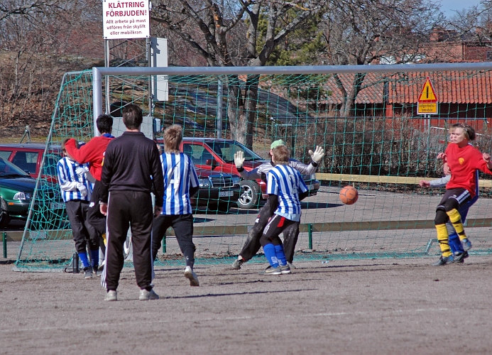 2006_0415_07.JPG - Ytterligare en målchans på hörna, men bollen vill inte in