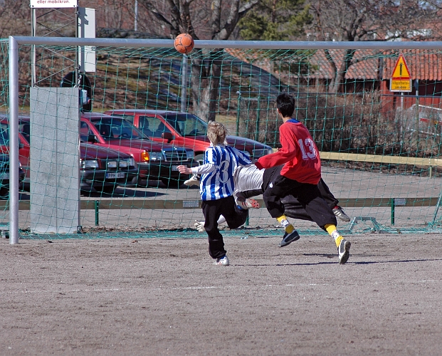 2006_0415_11.JPG - Södra's nr.13 Johan Ponce får en fin chans, men bollen tar i ribban