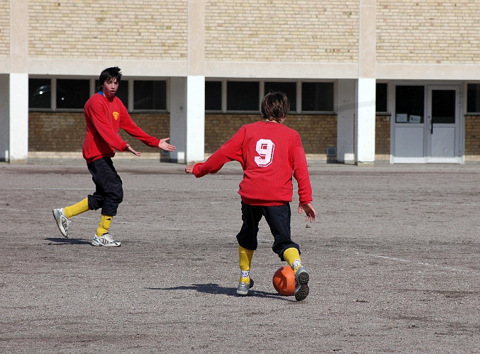 2006_0415_13.JPG - Södra's forward Olle Andersson vill ha en passning från Anton Pettersson