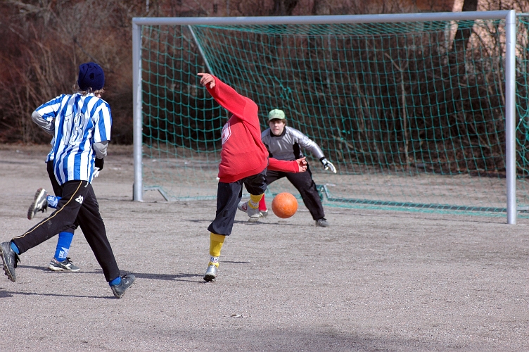 2006_0415_14.JPG - Södra's Anton Pettersson för ett bra läge, men träffar inte rent på bollen så målvakten kan rädda