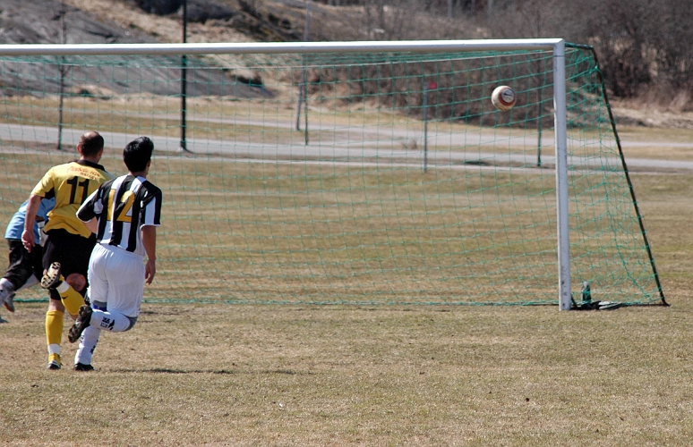 2006_0422_06.JPG - Ännu en boll som smiter strax utanför Juventus målbur