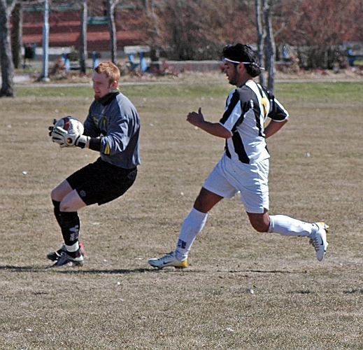 2006_0422_07.JPG - Södra's målvakt Glenn Schön gör ett ingripande