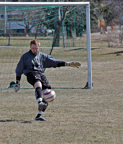 2006_0422_08.JPG - Utspark från Arbogas målvakt Glenn Schön