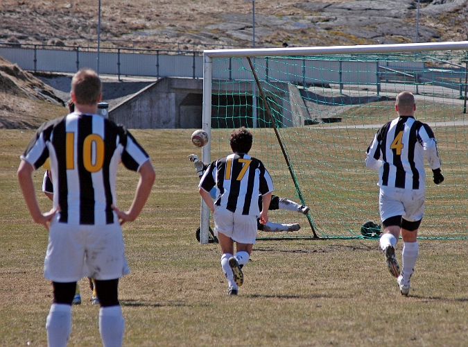 2006_0422_11.JPG - Juventus målvakt gör en fin räddning på en straffspark