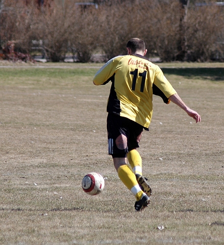 2006_0422_12.JPG - Nr.11 Edin Resulovic testar skottlyckan