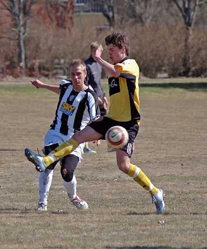 2006_0422_16.JPG - Viktor Svensson i närkamp på mitten