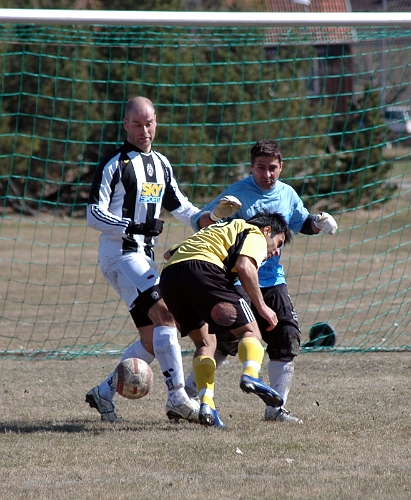 2006_0422_19.JPG - Nr.18 Arton Bekaj är framme och oroar Juventusförsvaret