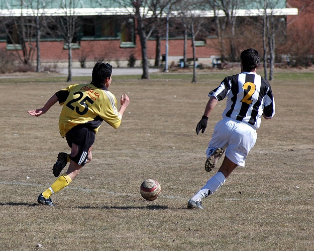 2006_0422_20.JPG - Nr.25 Erick Dominquez är på väg att runda sin back