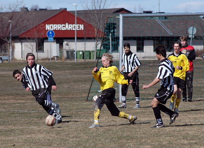 2006_0422_01.JPG - Södra's Oskar Persson oroar Surahammars försvar