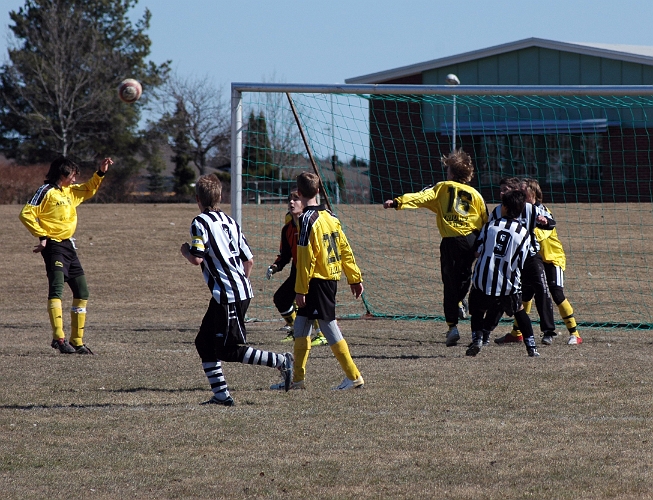 2006_0422_04.JPG - Södraförsvaret rensar undan bollen