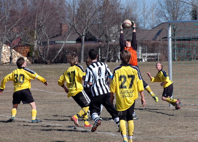 2006_0422_05.JPG - Södras målvakt streckar på sig och plockar ner ett inlägg