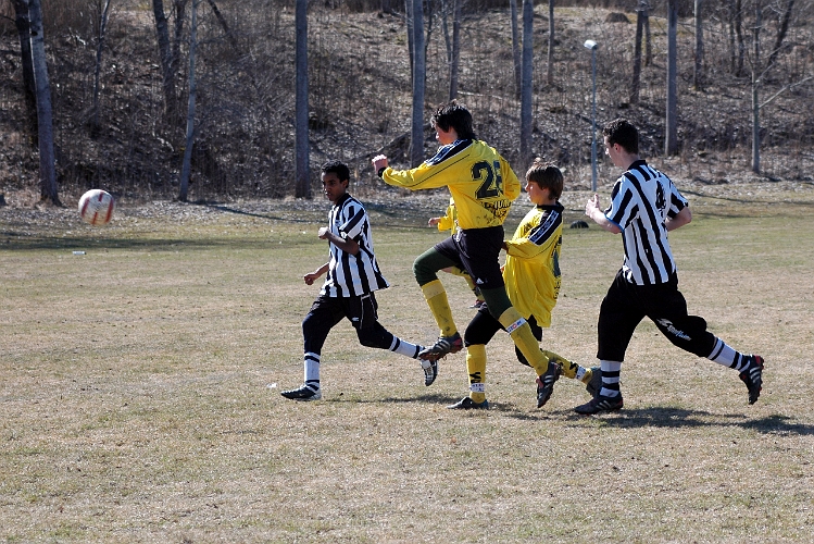 2006_0422_07.JPG - Bollen ville inte riktigt gå södras väg i den här matchen